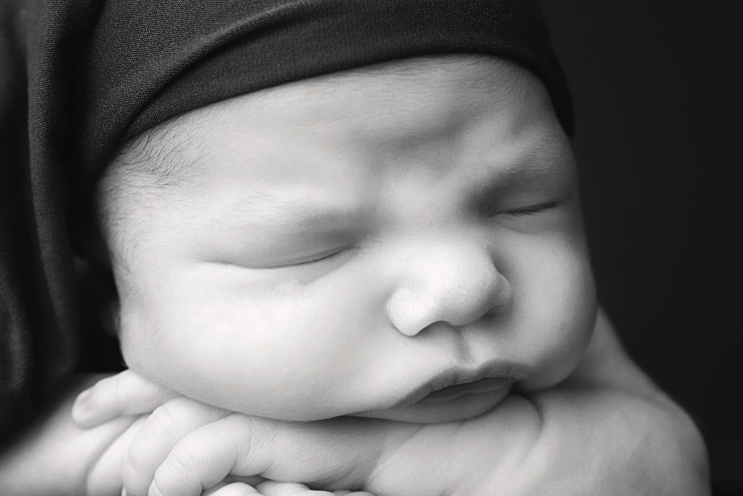 st-louis-newborn-photographer-black-and-white-image-of-boy-with-chin-on-arms.jpg