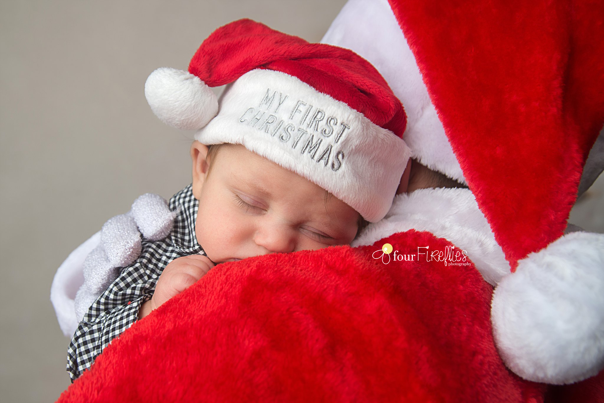 st-louis-newborn-photographer-christmas-baby-baby-in-first-christmas-hat-sleeping-on-santas-shoulder.jpg