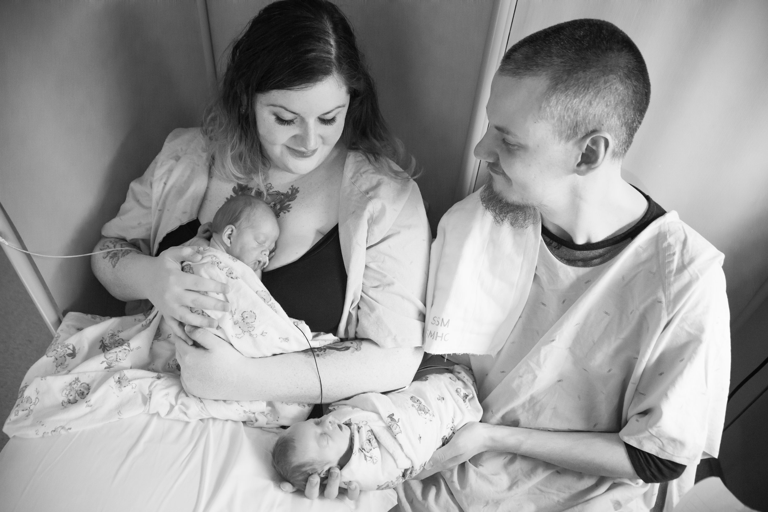 st-louis-newborn-photographer-black-and-white-photo-of-parents-in-nicu-with-twins.jpg