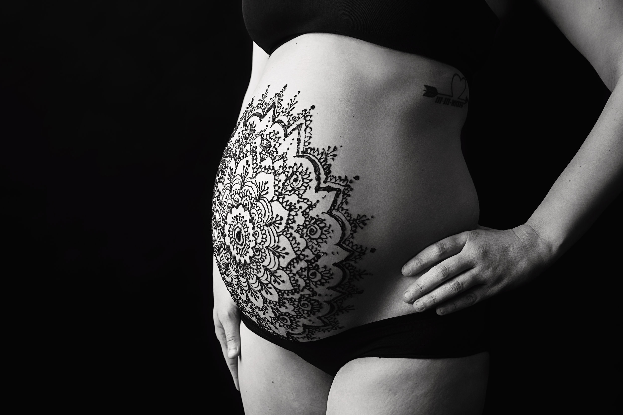st-louis-maternity-henna-photography-black-and-white-close-up-of-mandala-henna-on-pregnant-belly.jpg