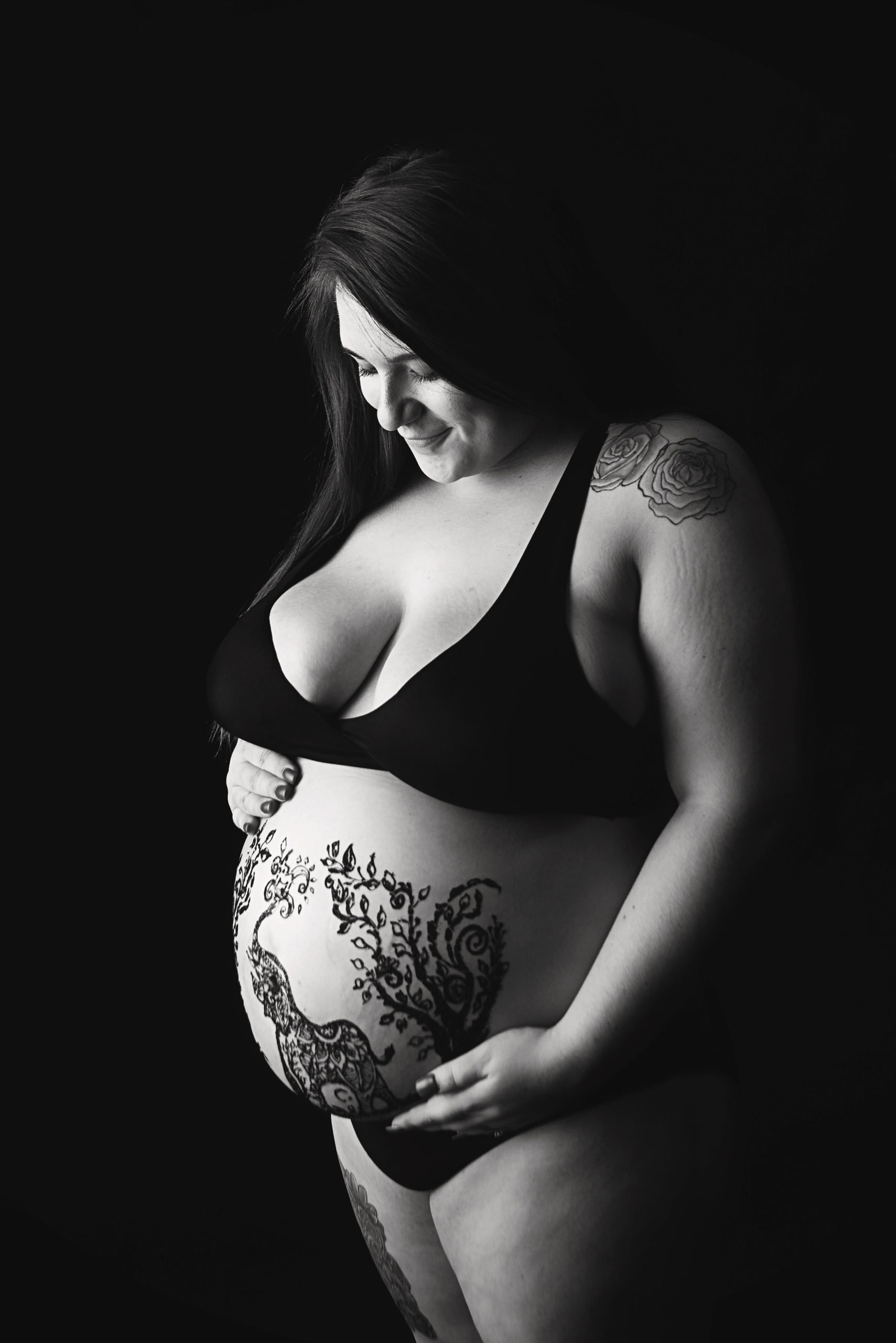 st-louis-maternity-henna-photography-black-and-white-henna-belly-with-elephant-design.jpg