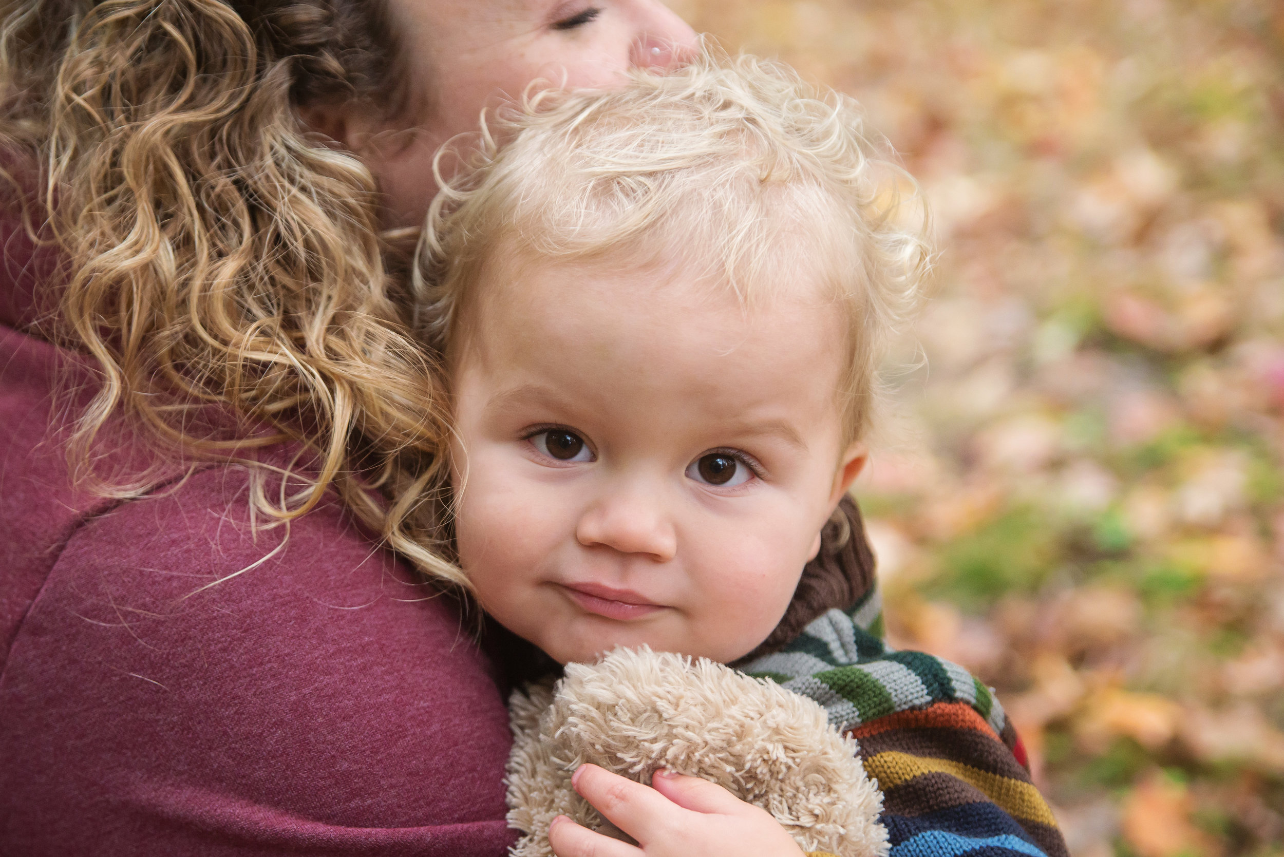 st-louis-fall-mini-sessions-2018-family-photographer-boy-on-moms-shoulder-leaves-in-the-background.jpg