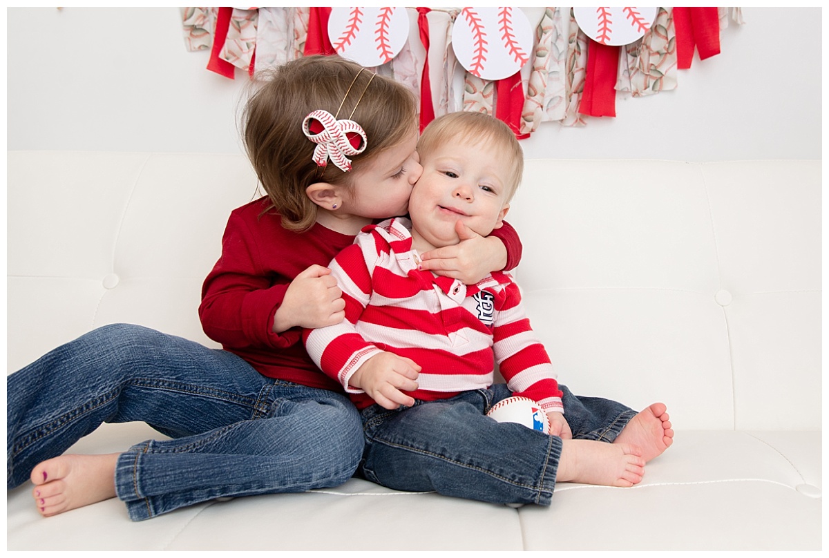 st-louis-family-photographer-st-louis-cardinals-family-pictures-big-sister-squishing-little-brother.jpg